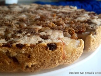 Пирог из цельнозерновой муки с яблоками, курагой и орехами
