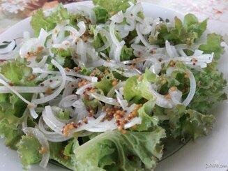Салат с луком и заправкой из зерновой горчицы
