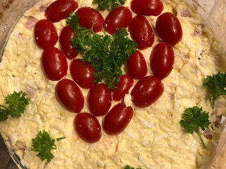 Салат с копченой курицей и помидорами "Яркий праздник"