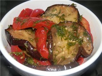 Закуска из запечённых баклажанов и перца