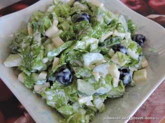 Огуречный салат с маслинами и сыром