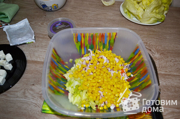Новогодняя закуска из крабовых палочек и кальмаров на чипсах фото к рецепту 5