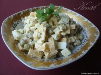 Салат с сыром, горошком и яйцами