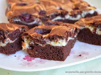 Брауни со сливочным сыром и малиной
