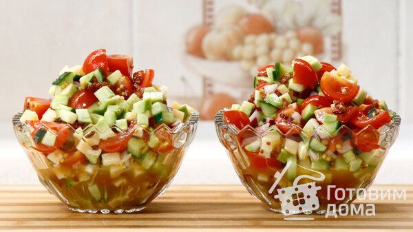 Салат из помидоров, авокадо, сыра и огурцов с медово-беконной заправкой фото к рецепту 10