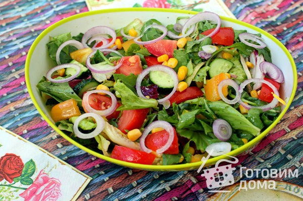 Летний овощной салат с кукурузой фото к рецепту 6