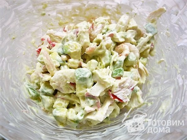 Новогодний салат с креветками, крабовым мясом и авокадо фото к рецепту 7