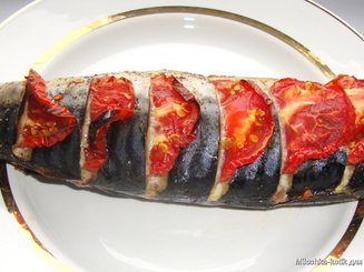 Запеченная скумбрия с укропом и помидорами