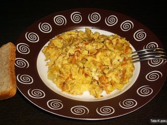 Яичница с морковью и луком