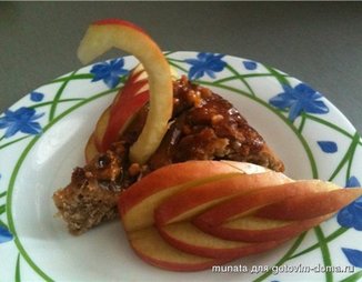 Яблочный пирог с орехами, изюмом и карамелью