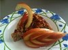Яблочный пирог с орехами, изюмом и карамелью