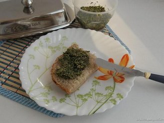 Песто из зелени петрушки с перцем чили