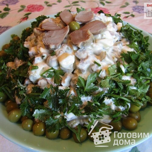 Бюджетный салат с куриными желудками и жаренными грибами