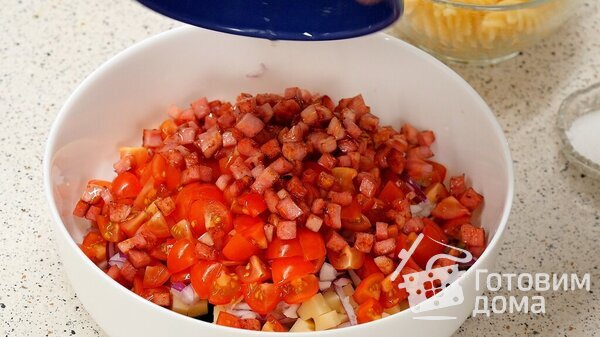 Тёплый а-ля итальянский салат с макаронами, колбасой, овощами и зеленью фото к рецепту 12
