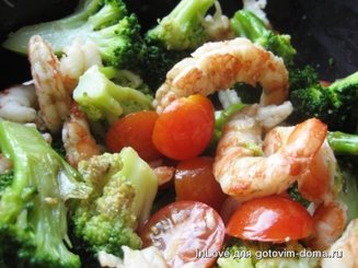 Салат "Весна у моря" с брокколи, черри и креветками