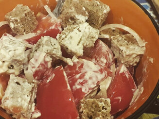 Хлебный салат с помидорами и луком