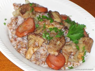 Гречка с сосисками и грибами