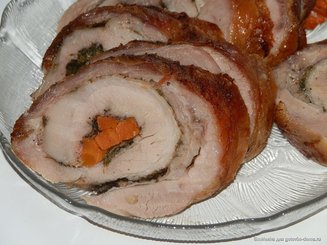 Свинной рулет с зеленью