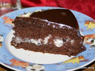 Шоколадный торт с черной смородиной