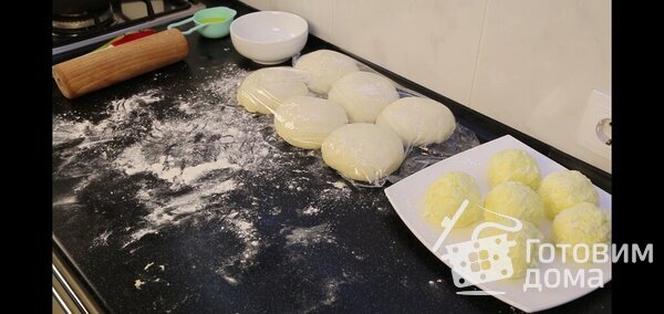 Пироги с сыром на сковороде/универсальное дрожжевое тесто фото к рецепту 5