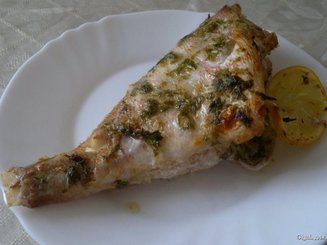 Запеченное рыбное филе с чесноком, петрушкой и орегано