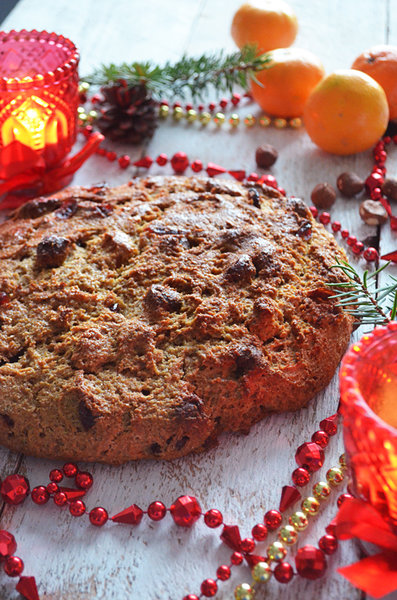 Рождественский хлеб с клюквой и орехами фото к рецепту 3