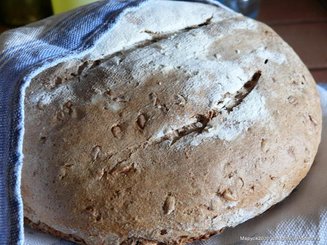 Хлеб со смешанной мукой и семечками на ржаной закваске