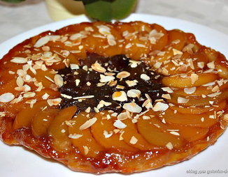 Сливово-персиковый пирог со слоеным тестом