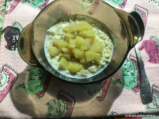 Овсяная каша с жареными яблоками