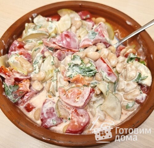 Салат из фасоли с помидорами и солеными/маринованными огурцами.