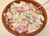 Салат из фасоли с помидорами и солеными/маринованными огурцами.