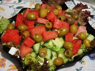 Греческий салат с куриной грудкой, арбузом и фетой