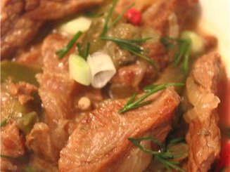 Бефстроганов с маринованными огурцами и каперсами