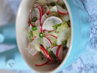 Салат из редиса с огурцами