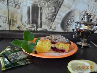 Пирог из кукурузной муки с черной смородиной