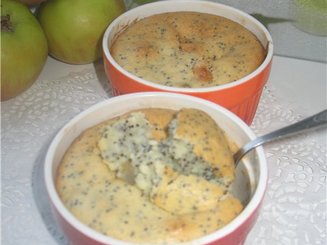 Горячий творожный десерт с маком и яблоками