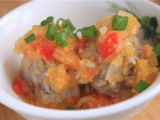 Биточки под красным, луковым соусом