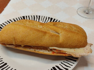 Испанский бутерброд со свининой и сыром- Bocadillo de lomo con queso