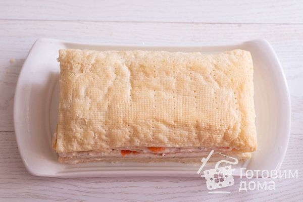 Закусочный слоеный торт с красной рыбой, сливочным сыром и авокадо фото к рецепту 11