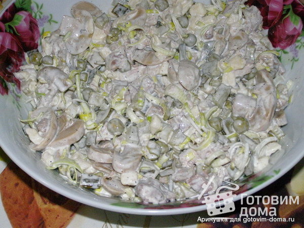 Салат из лука-порея, индюшатины и маринованных грибов фото к рецепту 1
