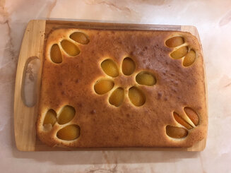 Быстрый пирог с консервированными абрикосами