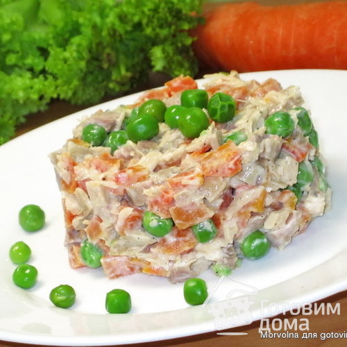Салат из куриного мяса с морковью и зеленым горошком