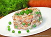 Салат из куриного мяса с морковью и зеленым горошком