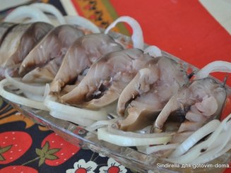 Соленая скумбрия с черносливом