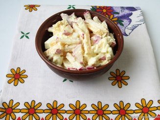Салат из редиса с сыром и яйцами