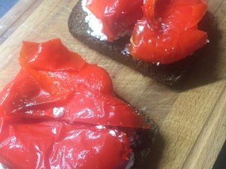 Бутерброды с жареным перцем и сметаной с зеленью