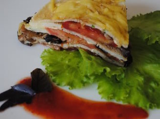 Блинный пирог с помидорами, грибами и сыром