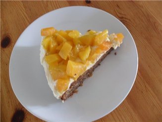 Шоколадный торт с лесным орехом и манго