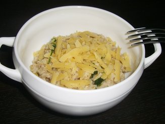 Овсяная каша со свежим шпинатом и сыром