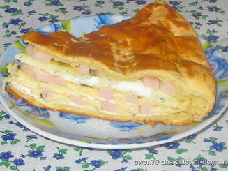 Слоеный пирог с ветчиной и сыром.